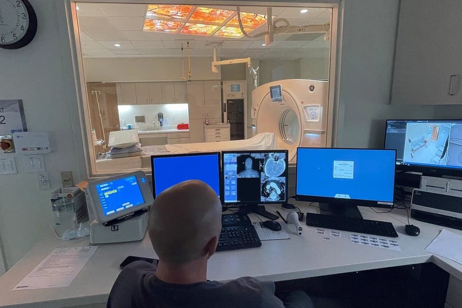 a technician reads the images during an mri